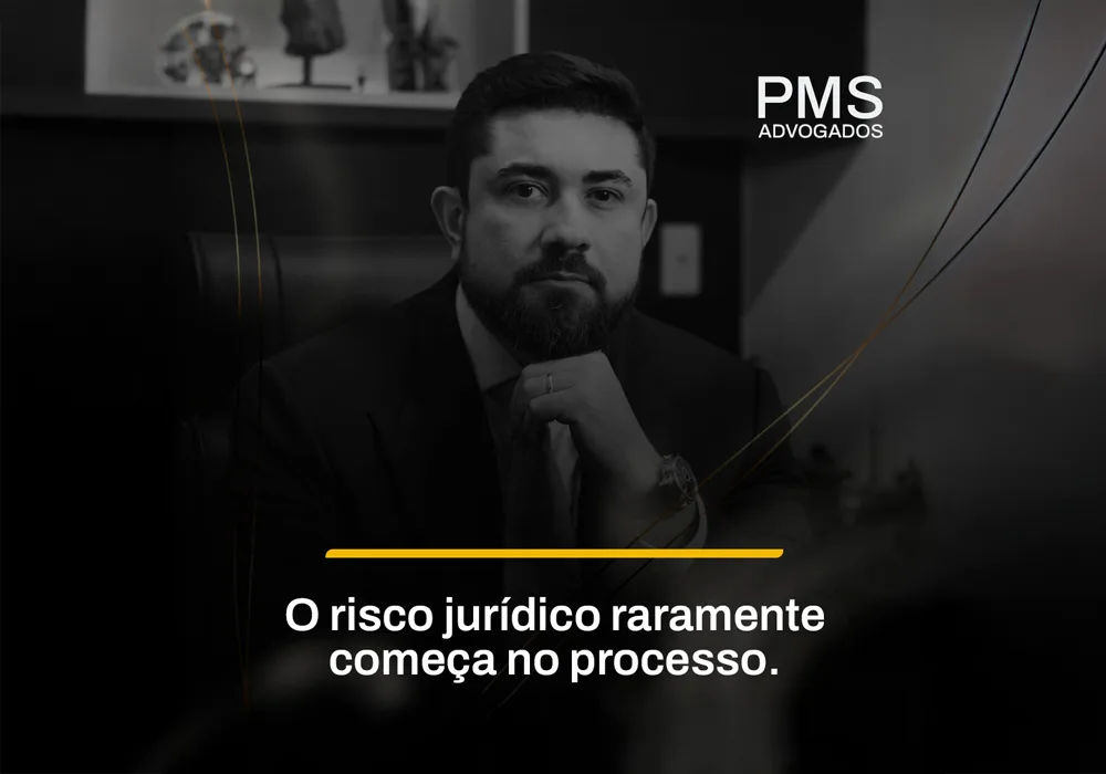 Advogado de terno, com a mão no queixo, em ambiente de escritório